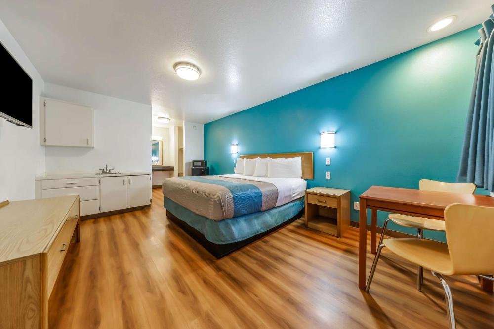 Deluxe King Room - Non-Smoking interior