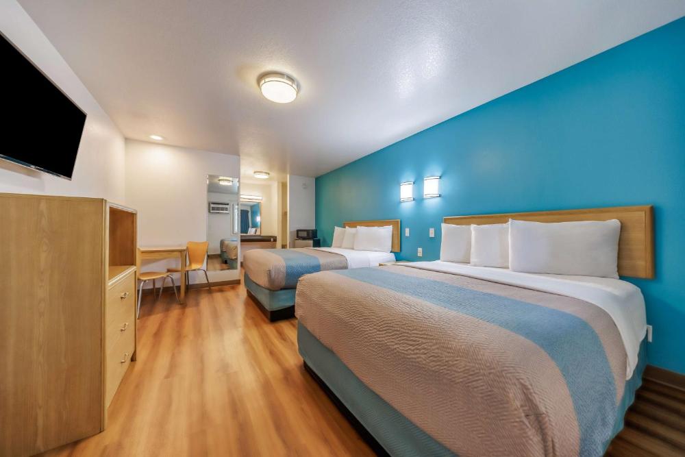 Deluxe Queen Room with Two Queen Beds - Non-Smoking interior